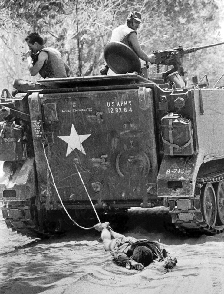 Американский танк, волочащий тело солдата армии Вьетконга