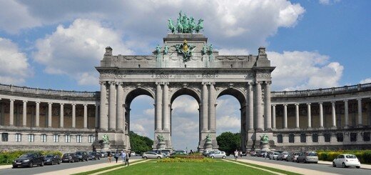 Триумфальная арка в парке пятидесятилетия